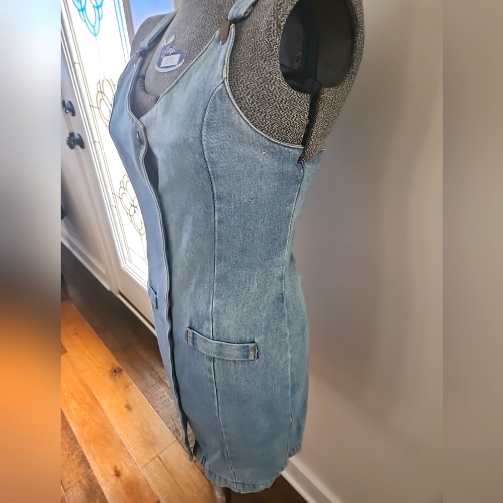 VINATGE 90'S DENIM JUMPER. NO DAMAGE. SIZE SMALL. BUST=30" WAIST= 28 LENGTH=34"